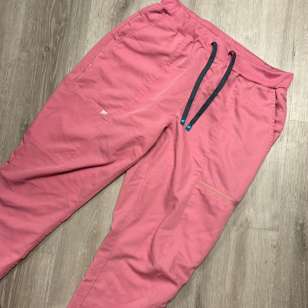 FABLETICS BUBBLEGUM PINK JOGGER SCRUB PANTS SIZE L